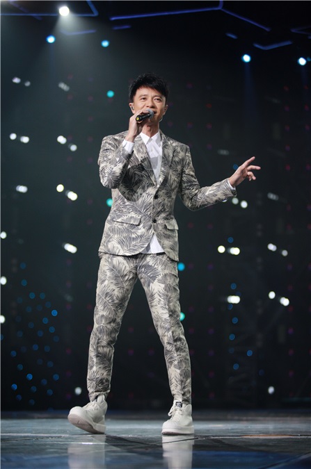 李克勤《我要上春晚》零保护「玩杂技」 献唱《红日》秒变演唱会