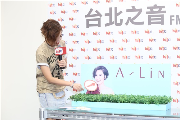 A-Lin电台宣传新专辑首波主打歌 首度以短发造型公开亮相