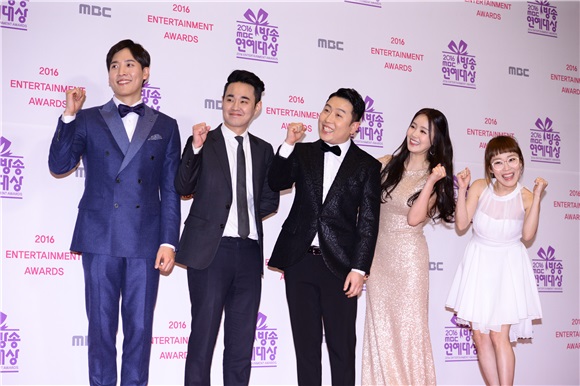 刘在石、HAHA、郑俊河等一同走上「2016 MBC放送演艺大赏」红毯