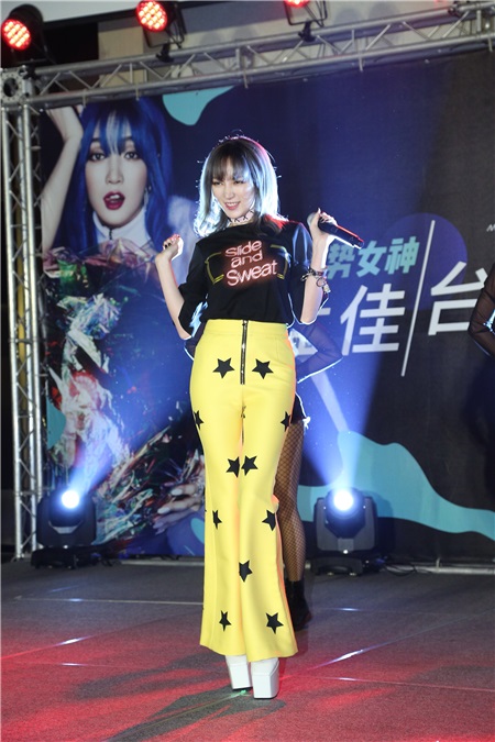 孟佳出席媒体见面会