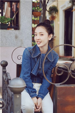吴倩暖春出街 蓝白搭配清爽治愈