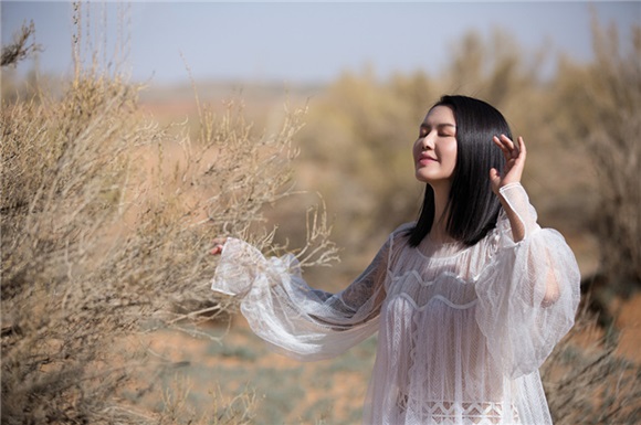 谭维维沙漠写真致敬自然
