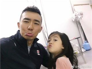 刘畊宏父凭女贵 小泡芙粉丝多爸爸尝甜头