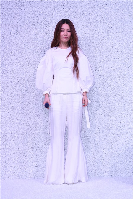 Hebe田馥甄上海出席品牌代言活动 白色两件式裤装献唱干练飘逸