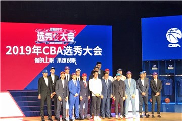 林书豪和CBA新秀合影