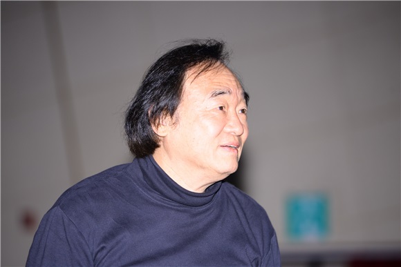 尹静姬举办
出道五十周年特别展览开幕式 秀爱裸色裙优雅甜美微笑暖人心
