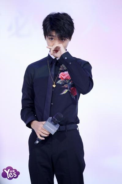 〈Yes 北京现场〉王俊凯全黑亮相变身玫瑰王子 暖笑卖萌尽显少年可爱本性