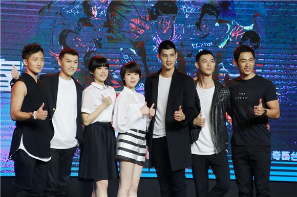 〈Yes 台北现场〉演员们平头亮相《HIGH5》首映  气势宛如黑道