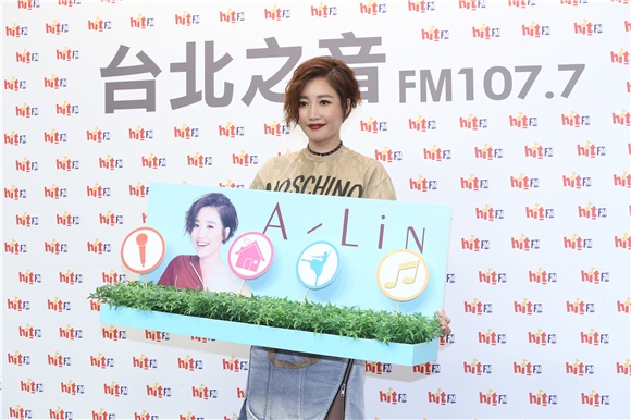 A-Lin电台宣传新专辑首波主打歌 首度以短发造型公开亮相
