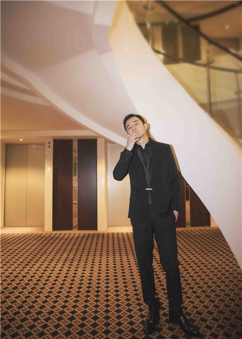 黄轩亮经典黑色西装帅气去亮相 变儒雅绅士尽显气宇非凡