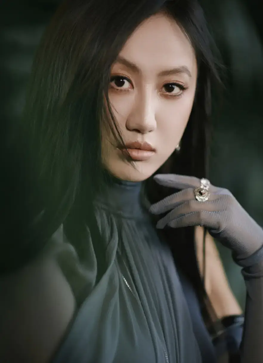 音乐节现场引争议 陈粒疑似遭王菲好友不当骚扰，本人发声盼事件落幕