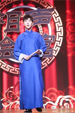 王博文穿上相声长衫,举手投足有架势