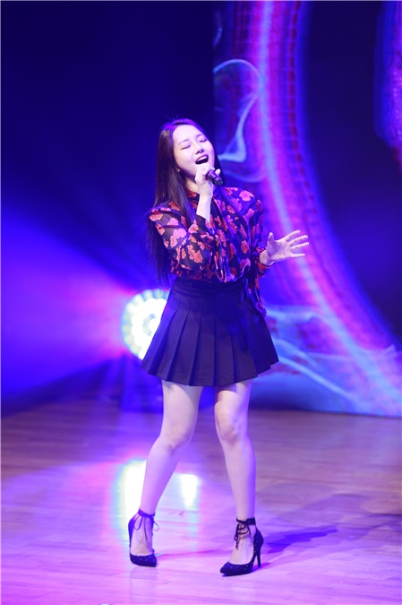 Kriesha Tiu办出道showcase 展华丽舞台表现力