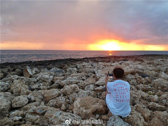 实习崴:林志颖夕阳照又一波 网友推测度假地点在台湾?