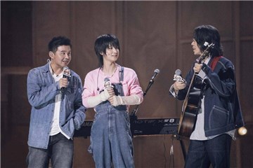 《我们民谣2022》开播水木年华引全场合唱，新成员陈秋桦动情弹唱现场落泪