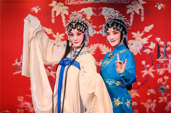 百变谢娜受众好评 首触昆曲饰「小青」