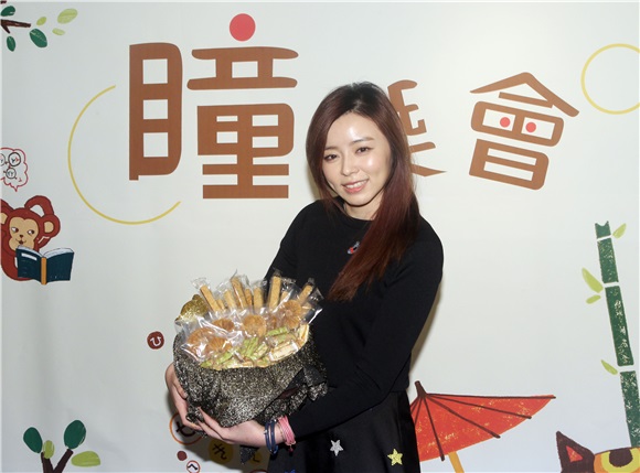 王瞳推出伴手礼,艾成带豪气钻石出场