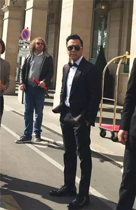 甄子丹帅气亮相中法电影节 西装墨镜尽显绅士风范