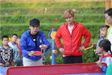 黄渤、罗志祥、王迅和孩子们打乒乓球