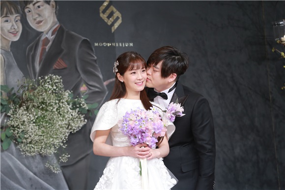 文熙俊、昭燏举行婚礼亮相媒体见面会