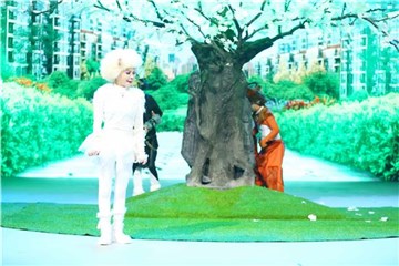 蔡明“猫女”扮相大秀美腿