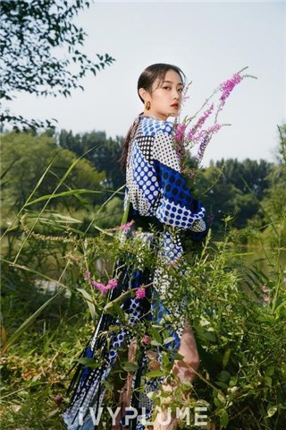 吴佳怡最新写真发布 纯粹气质诠释欧式复古