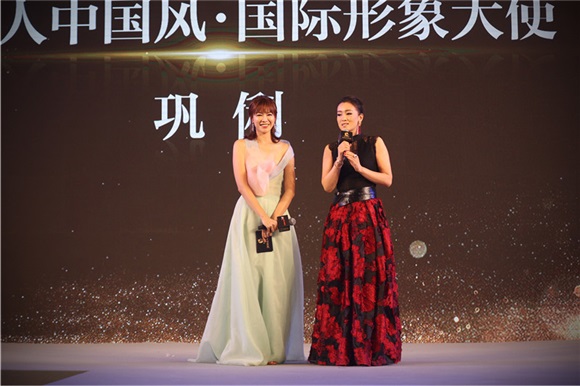 李艾自嘲「蹭合影」 艾笑女神「嫩出水」
