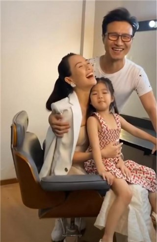 汪峰带女儿探班章子怡  捏肩又献吻当众撒糖
