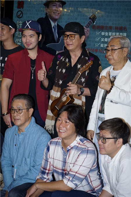 许冠杰与两个儿子、好友王敏德出席演唱会记者会