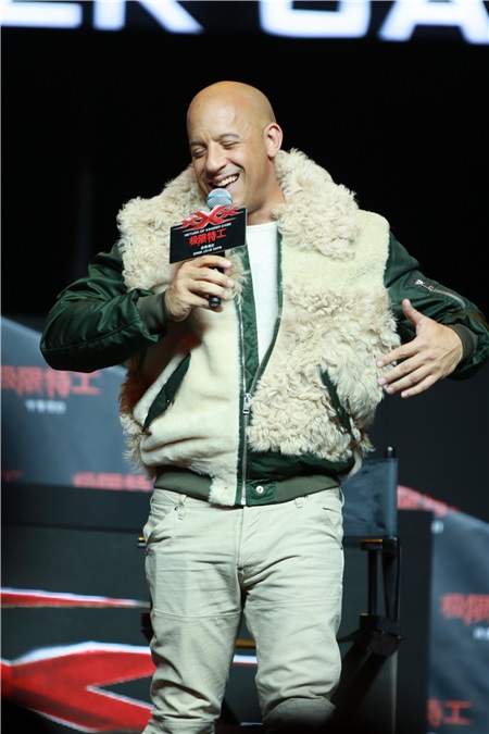 范•迪塞尔来华粉丝疯狂 妮娜不惧寒风秀性感与吴亦凡搞笑互动