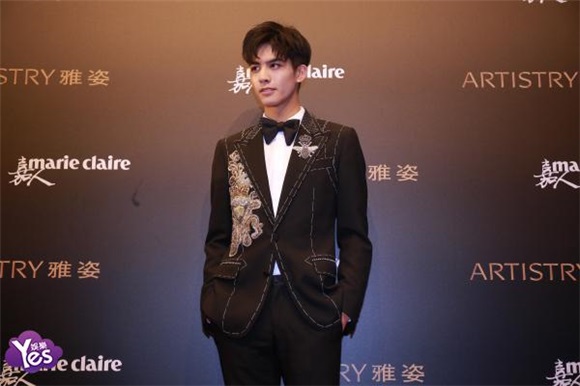 易烊千玺杨幂唐嫣Angelababy刘亦菲等出席嘉人盛典