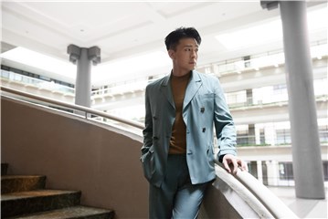 孙艺洲亮相白玉兰奖颁奖典礼，多面造型诠释绅士格调