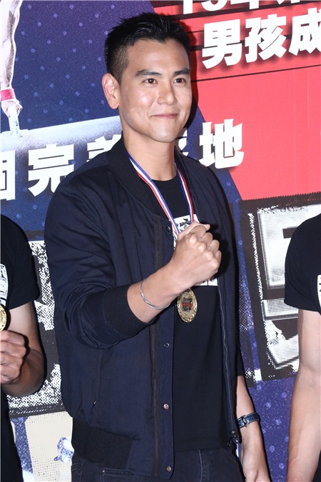 彭于晏站台《翻滚》首映 避八卦问题快闪入场