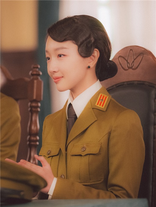 《麻雀》周冬雨制服造型曝光 帅气与柔美并存