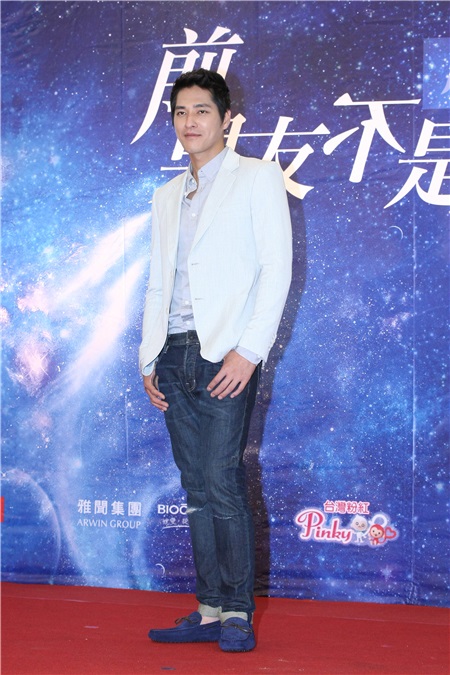 杨丞琳、蓝正龙等出席《前男友不是人》开镜记者会