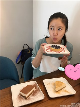 爱上甜点的准妈妈！林心如手捧蛋糕卖萌