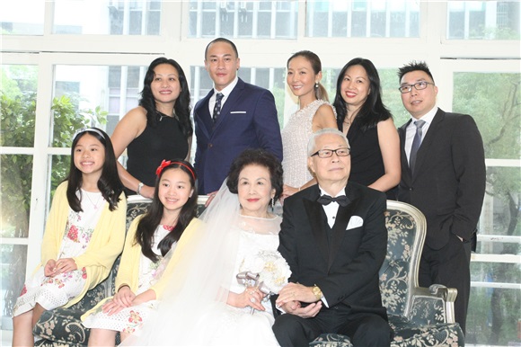 何润东与老婆和爸妈一起拍摄结婚周年纪念照