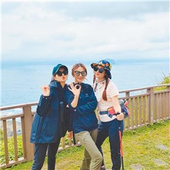 S.H.E合体踏青爬山庆Hebe37岁生日 笑亏Ella请吃「阿婶零食」