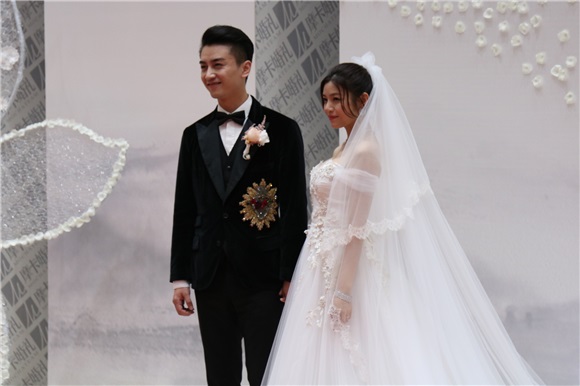 陈妍希穿婚纱与陈晓双双亮相 十指紧扣对视难掩幸福之情