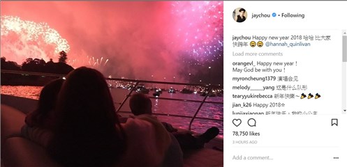 周杰伦与昆凌一家在游艇上看烟火跨年 网友盼今年演唱会