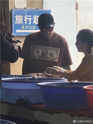 陈小春被网友拍到去买菜