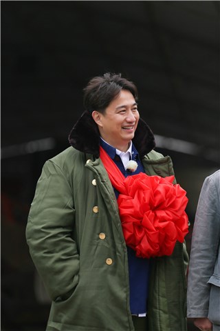 黄磊身戴大红花