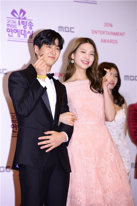 刘在石、HAHA、郑俊河等一同走上「2016 MBC放送演艺大赏」红毯