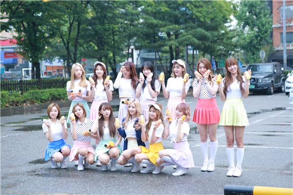 〈Yes 首尔现场〉 I.O.I、宇宙少女等现身音乐节目上班路 洋溢装扮展青春