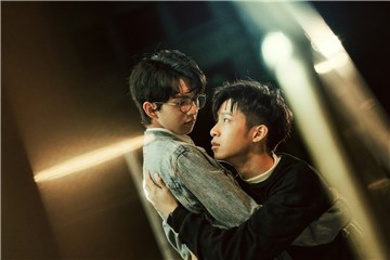 《About Youth》开播冲上热搜 李振浩衰神上身差点摔跤 沈骏抱紧处理