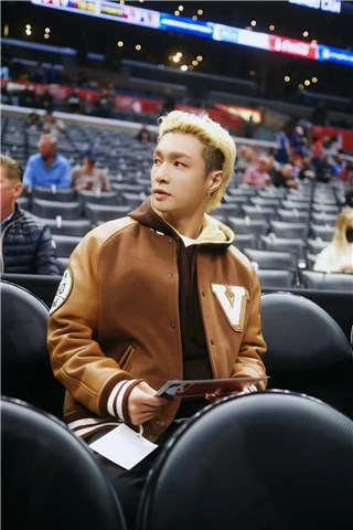 张艺兴受邀观看NBA洛杉矶德比 全新EP主打曲《面纱》在赛场响起