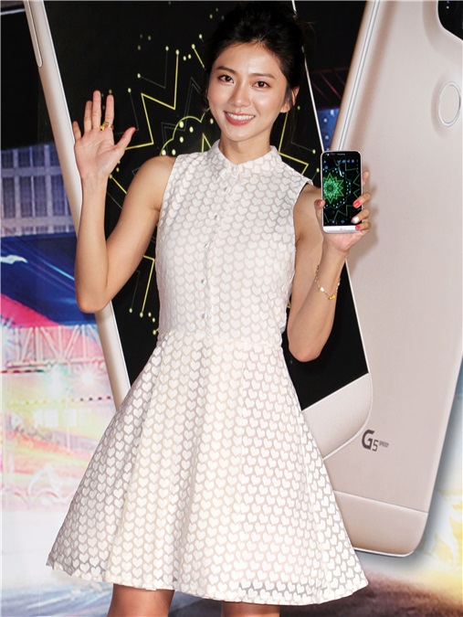 豆花妹蔡黄汝出席手机活动