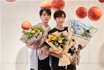 谢兴阳《金斩为何那样》杀青 手捧鲜花眼中有光少年感十足