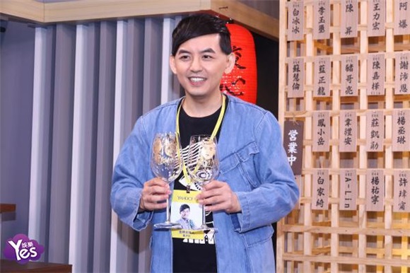 黄子佼46岁生日照工作 看3岁《佼心》感触多