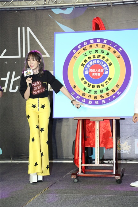孟佳出席媒体见面会